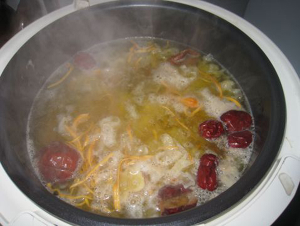 Nấu món ăn súp đông trùng hạ thảo mộc nhĩ trắng
